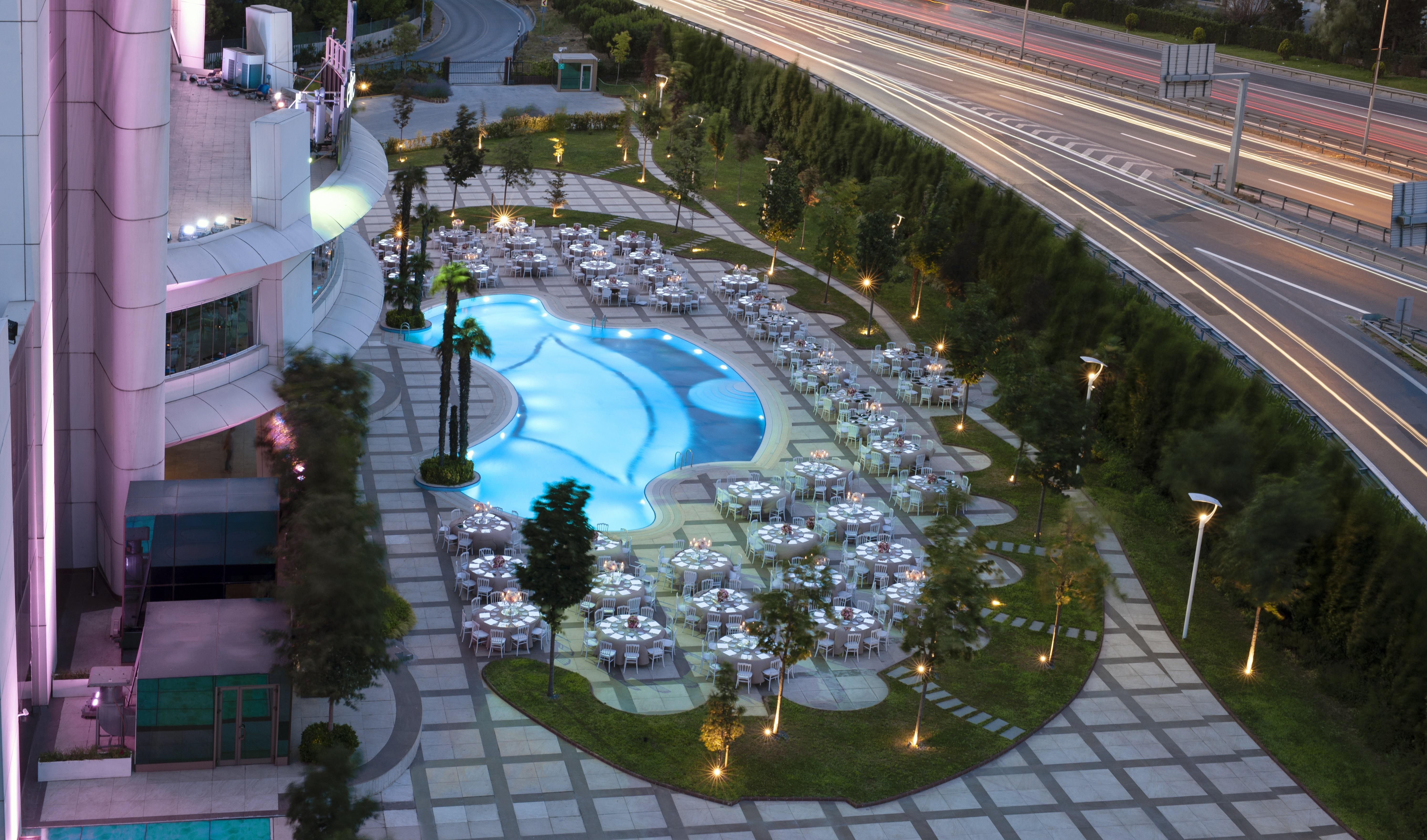 Готель Elite World Grand Istanbul Basin Ekspres Екстер'єр фото The pool at the hotel