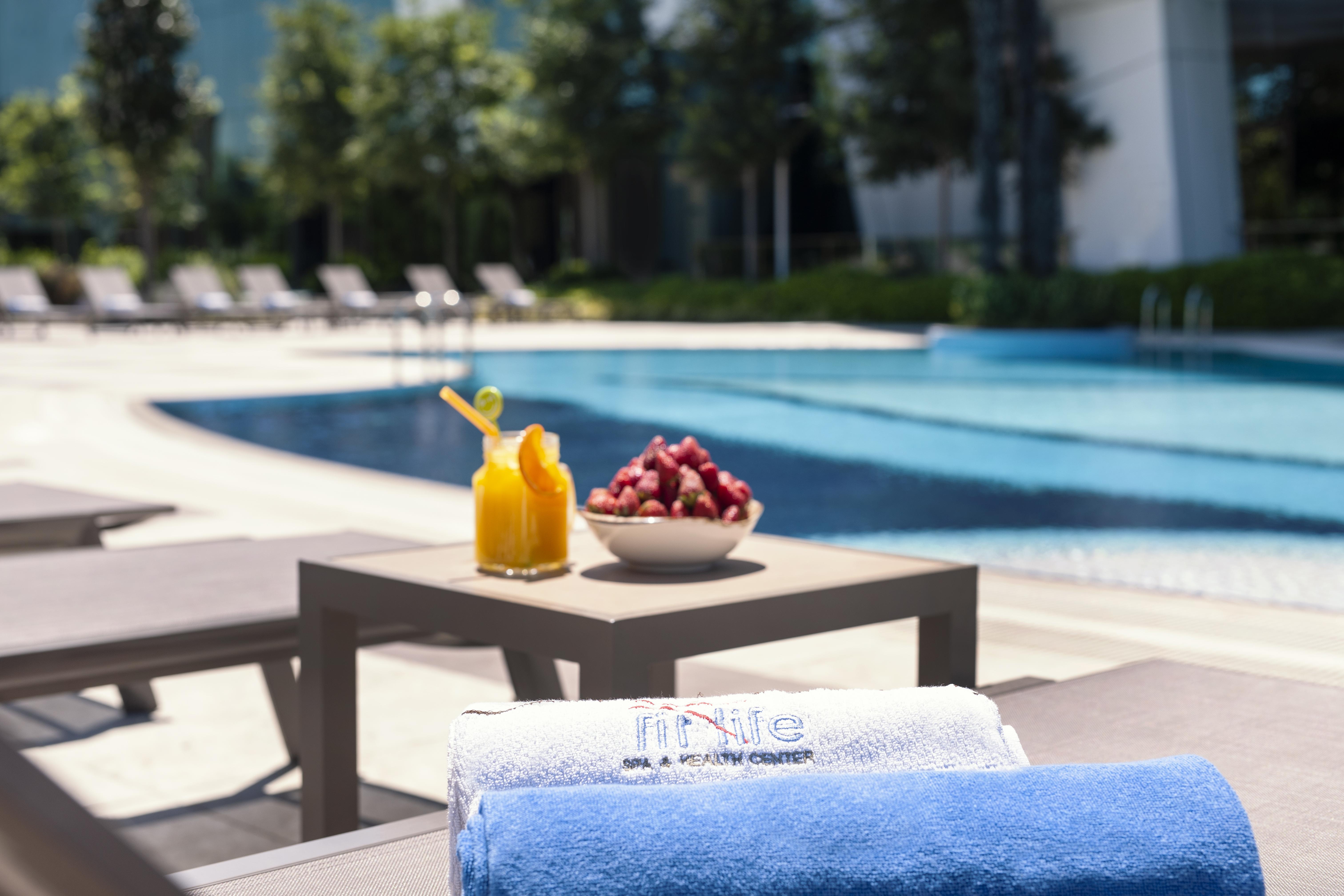 Готель Elite World Grand Istanbul Basin Ekspres Екстер'єр фото Pool at the hotel