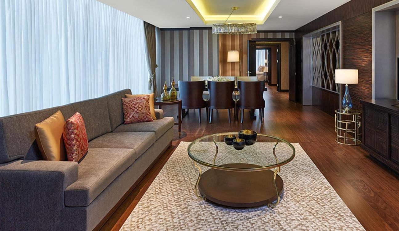 Готель Elite World Grand Istanbul Basin Ekspres Екстер'єр фото A living room in a suite at the Ritz-Carlton, Istanbul