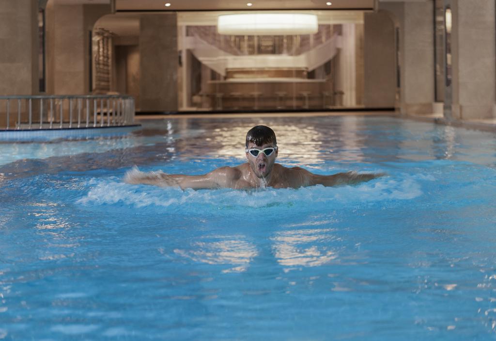 Готель Elite World Grand Istanbul Basin Ekspres Екстер'єр фото Swimming pool